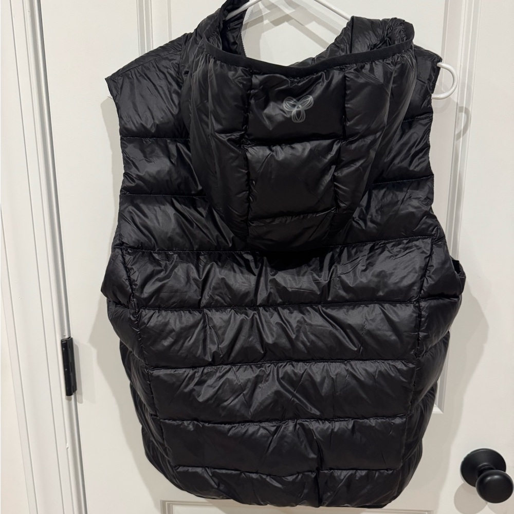 Aritzia TnA the little puff puffer vest NWT - Picture 3 of 3